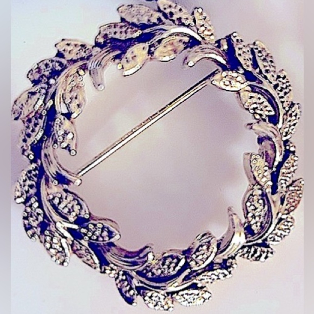 💰FREE add 1/bundle vintage Christmas Wreath Pin. Goldtone leafy wreath